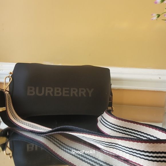 Burberry pouch converted into shoulder bag or cross body - Picture 11 of 16